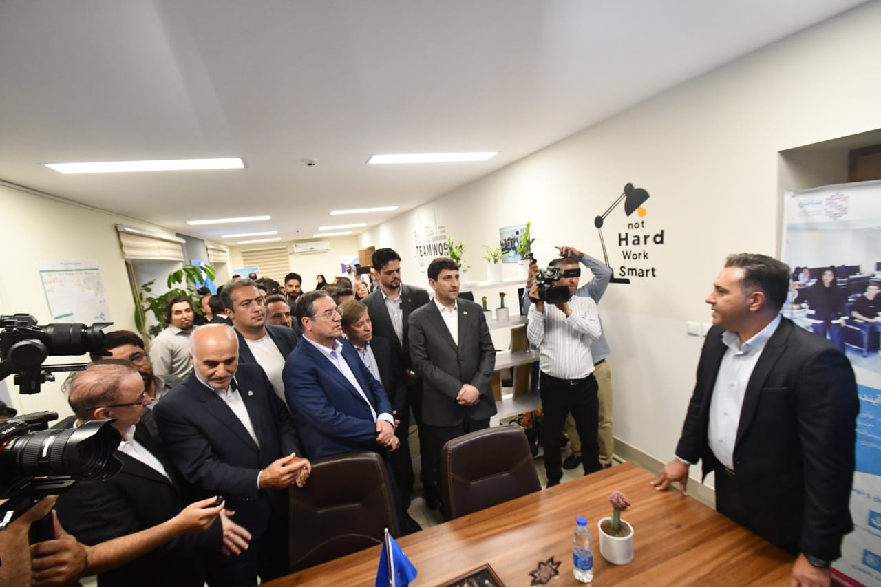 minister-of-ict-visits-saman-office-at-science-and-technology-park1
