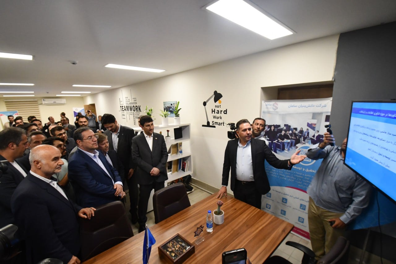 minister-of-ict-visits-saman-office-at-science-and-technology-park2