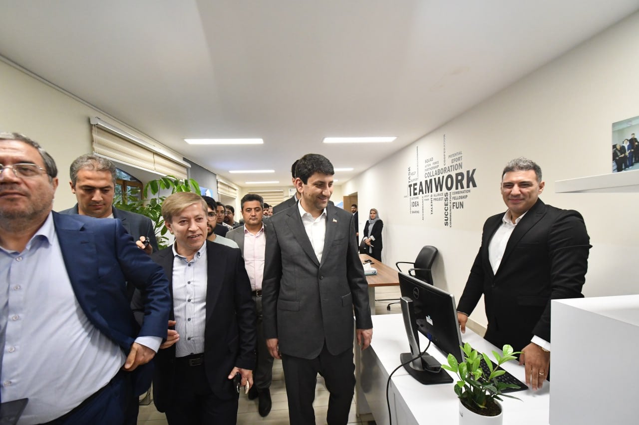 minister-of-ict-visits-saman-office-at-science-and-technology-park3